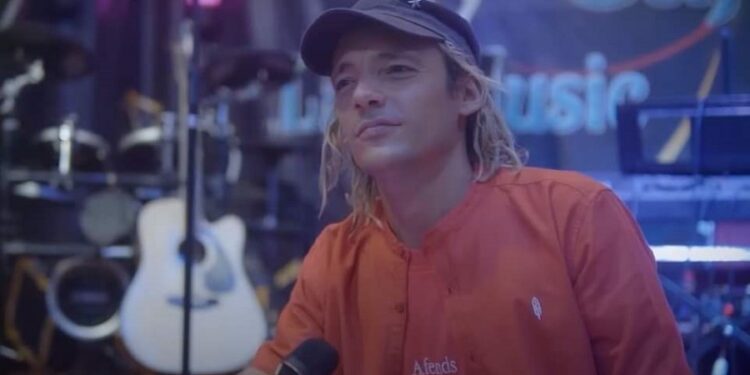 Bule Asal Italia Antonino Salerno Rilis Lagu Minang