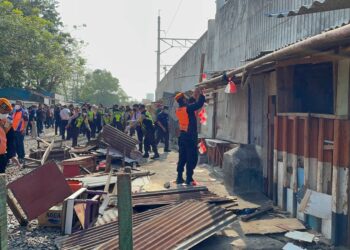Daop 1 Jakarta Bersama Pemkot Jakarta Timur Beserta TNI POLRI Tertibkan Bangunan Liar di Area Gunung Antang