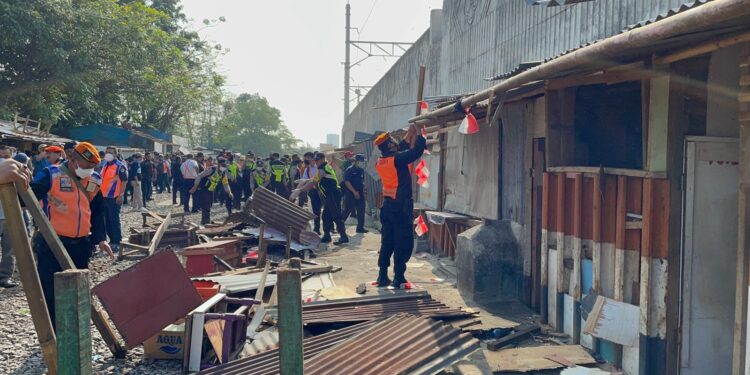 Daop 1 Jakarta Bersama Pemkot Jakarta Timur Beserta TNI POLRI Tertibkan Bangunan Liar di Area Gunung Antang