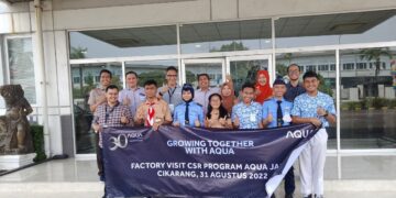 Berbagi Ilmu dan Pengalaman, AQUA Japan Ajak Siswa SMK Kunjungi Pabrik di Cikarang