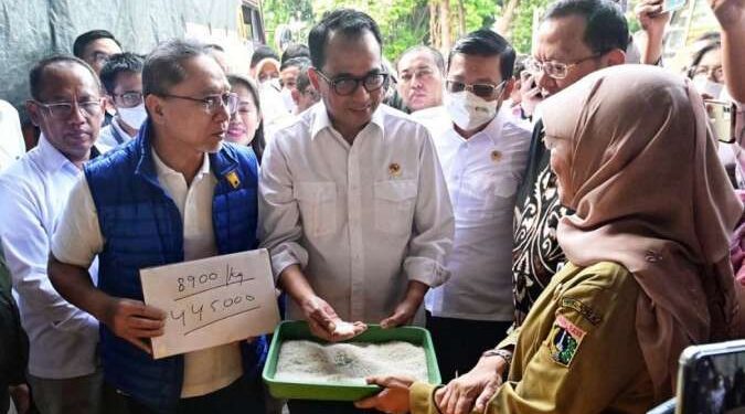 Pantau Beras di Pasar Induk Cipinang, Mendag Zulkifli: Stok Beras Aman & Terjangkau 1 Perum Bulog