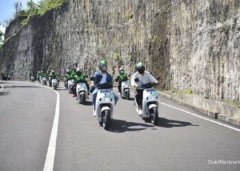 Momen Keseruan Andre Taulany & Surya Insomnia Touring Motor Listrik Electrum di Bali