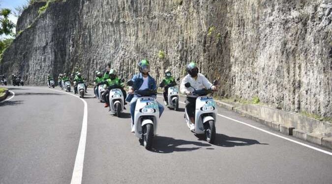 Momen Keseruan Andre Taulany & Surya Insomnia Touring Motor Listrik Electrum di Bali