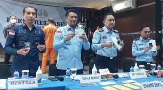 Imigrasi Tangkap WN India Karena Jual Berlian Palsu 1 Imigrasi