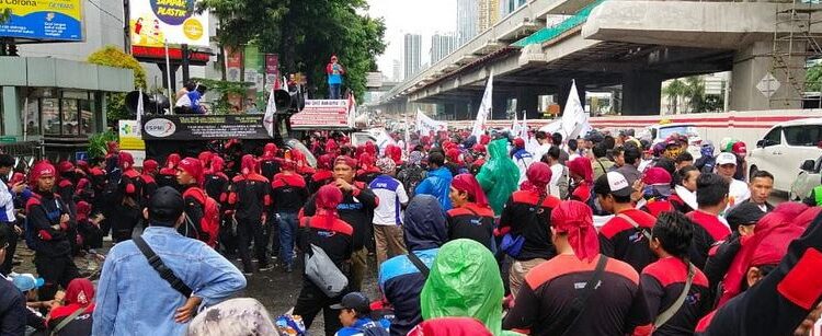 AKSI LAPANGAN: Massa pekerja turun ke jalan protokol Jakarta. Sampai saat ini, Pemprov DKI belum juga menetapkan kenaikan upah minimum provinsi (UMP) 2023.