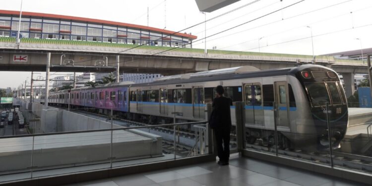MODA FAVORIT: Kereta MRT melintas di Stasiun MRT Lebak Bulus, Cilandak, Jakarta Selatan.