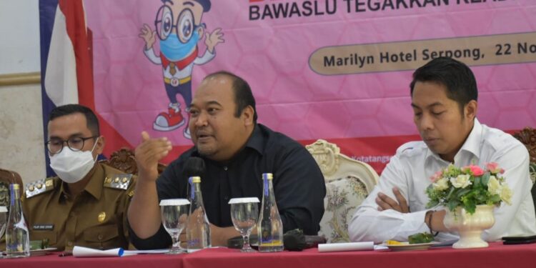 Reklame Calon Belum Domain Bawaslu 1 PEMILU: Ketua Bawaslu Kota Tangsel Muhamad Acep (tengah) menyosialisasikan peraturan pengawasan penyelenggaraan pemilu di Serpong Utara, Kota Tangsel pada Selasa (22/11/2022).