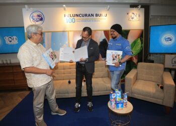 Puncak Perayaan 100 Tahun di Indonesia, Frisian Flag Luncurkan Buku ‘100 Sosok Pahlawan Kemajuan Keluarga’ 1 (ki-ka) Imam Prasodjo, Sosiolog, Andrew F. Saputro, Corporate Affairs Director PT Frisian Flag Indonesia, Andy F. Noya, Host Kick Andy (2)