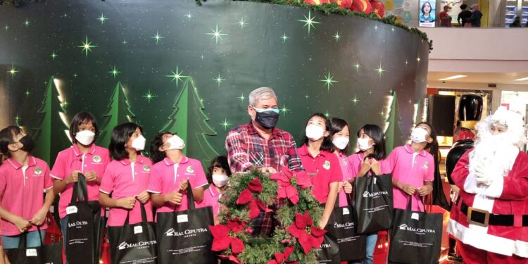 Alami Petualangan Seru Bermain Salju di ICE RINK & SNOW PLAYGROUND dalam event Its Christmas Time, Mal Ciputra Jakarta 1 Christmas Time.