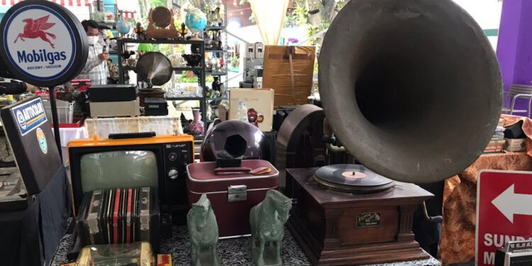 Akhir Pekan ke Pameran Radio Klasik Era 1930 1 koleksi barang antik