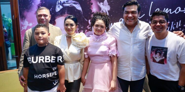 Rilis Single 'Buku Mimpiku', Amora Lemos Ingin Lebih Dari Krisdayanti 1 Rilis Single ‘Buku Mimpiku’, Amora Lemos Ingin Lebih Dari Krisdayanti