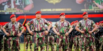 Disematkan Baret Merah Kopassus, Kapolri: Jangan Ragukan Sinergisitas TNI-Polri Jaga NKRI