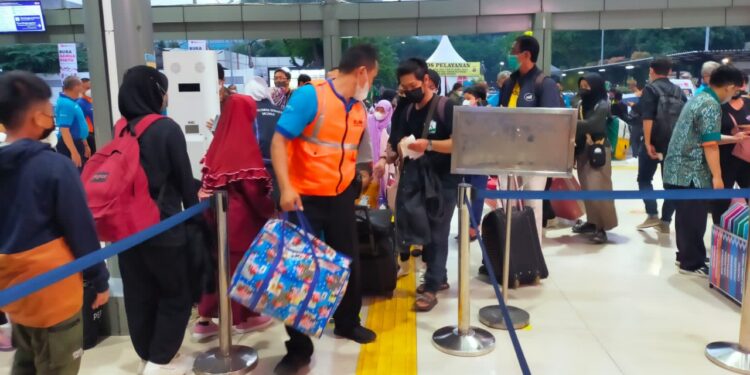 Siapkan Dua Porter Gratis Bantu Penumpang Selama Libur Nataru
