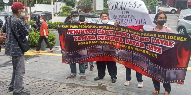kebakaran pasar kali deres