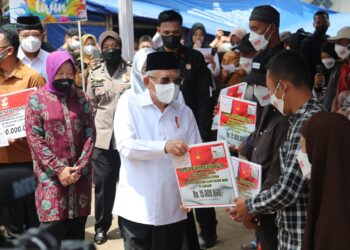 Wapres Bersama Mensos Kunjungi dan Bantu Korban Gempa Cianjur