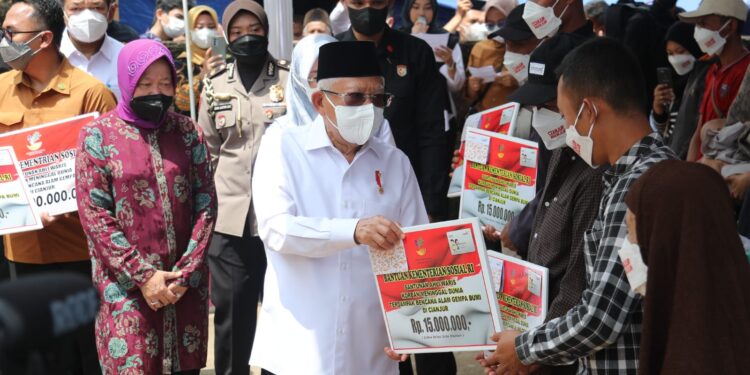 Wapres Bersama Mensos Kunjungi dan Bantu Korban Gempa Cianjur