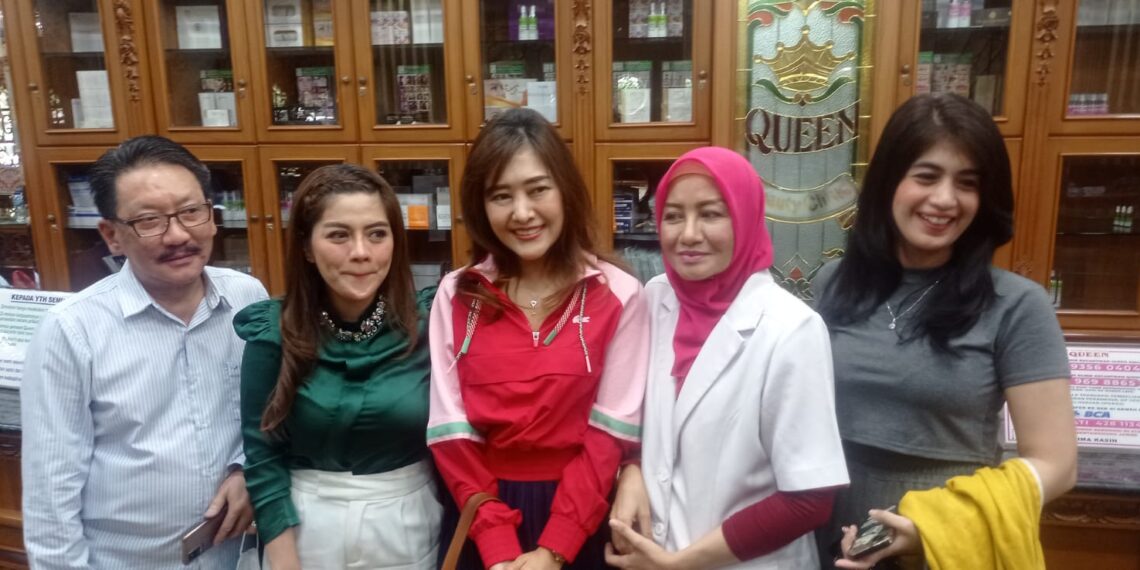 Demi Tampil Cantik, Vera Borneo, Indah Purnamasari dan Helene Sienca Maya Datangi Klinik Queen Plastic Surgery
