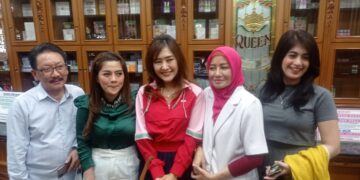 Demi Tampil Cantik, Vera Borneo, Indah Purnamasari dan Helene Sienca Maya Datangi Klinik Queen Plastic Surgery