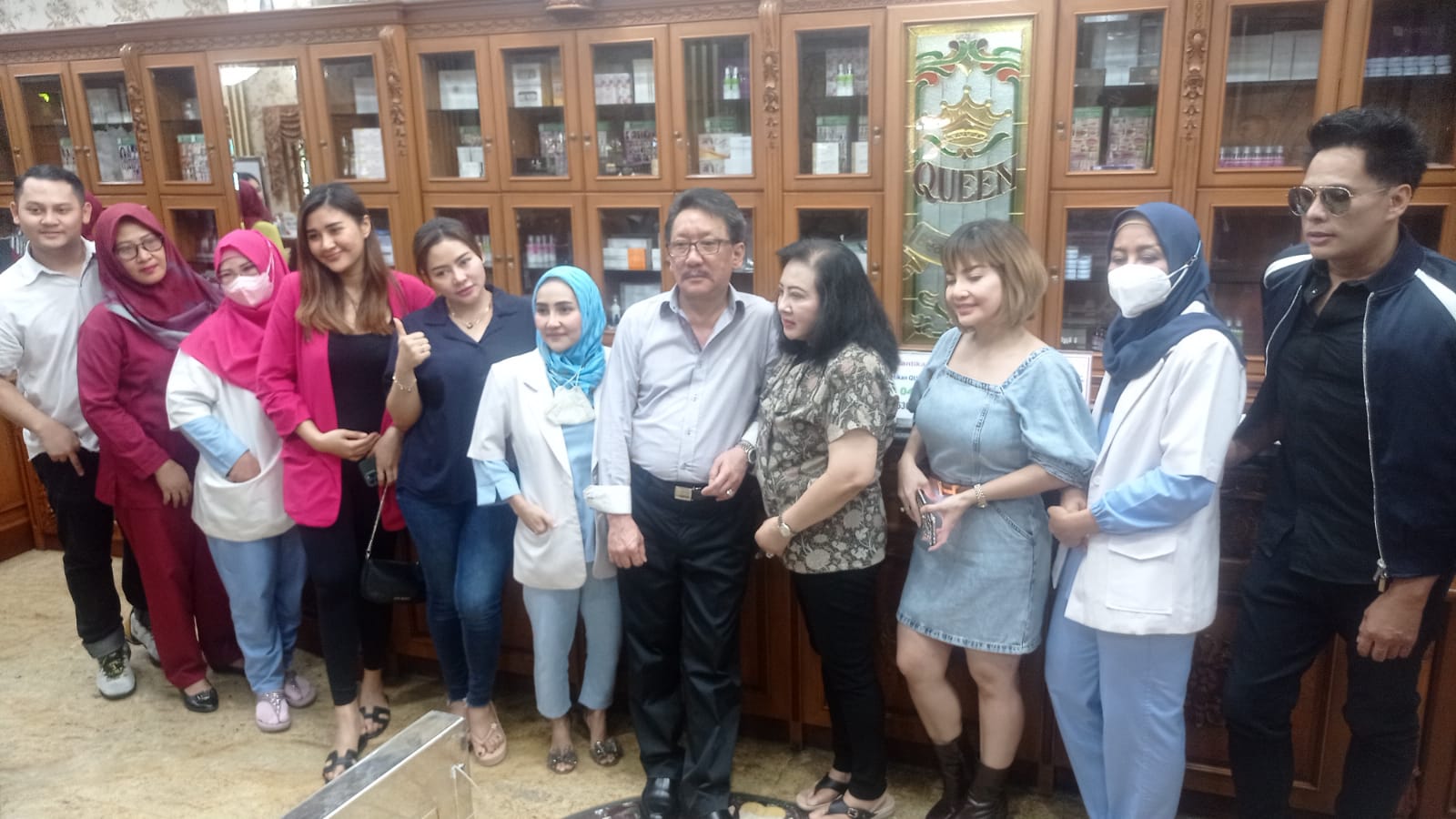IMG 20230215 WA0023 - Ditemani 3 Wanita Cantik, Joe Richard Jalani Perawatan di Queen Beauty Clinic