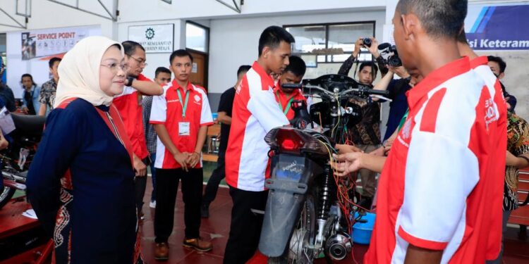 Kunjungan Kerja Ke Sulteng, Menaker Tinjau Workshop Alat Berat di BPVP Kendari 1 Kunjungan Kerja Ke Sulteng, Menaker Tinjau Workshop Alat Berat di BPVP Kendari