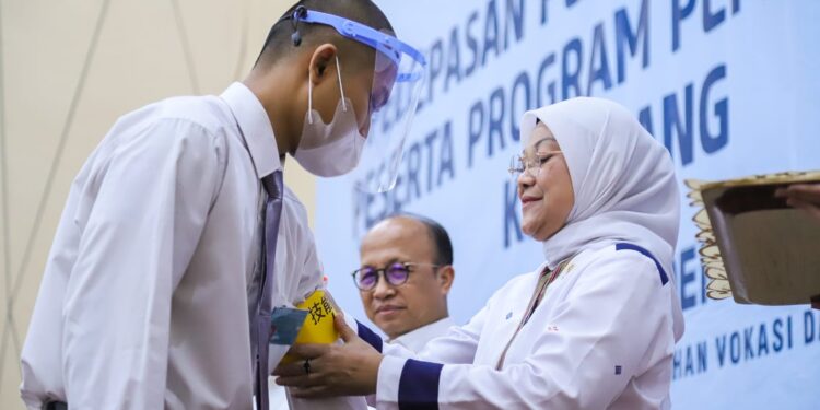 Menaker Secara Resmi Melepas 246 Peserta Magang ke Jepang