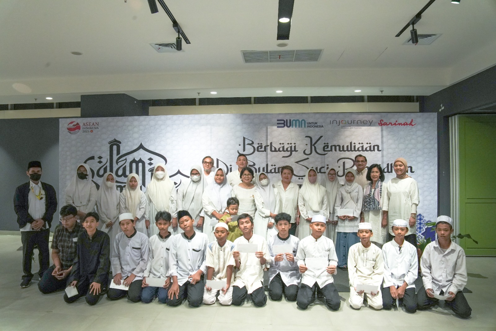 1 Dewan komisaris dan direksi pt sarinah foto bersama dengan Anak Yatim dalam acara santunan - TJSL Sarinah Bagikan Ratusan Kilo Beras dan Santuni  Anak Yatim