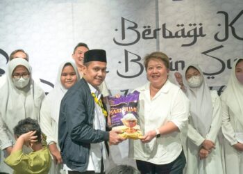 Direktur Utama PT Sarinah fetty kwartati berbagi kebahagiaan dengan anak yatim di Gedung Sarinah, Selasa (13/4/2023) .