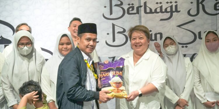 TJSL Sarinah Bagikan Ratusan Kilo Beras dan Santuni  Anak Yatim