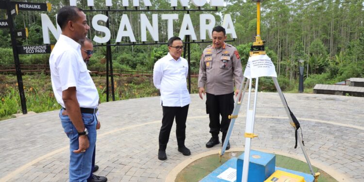 MenPANRB Abdullah Azwar Anas (dua dari kanan)