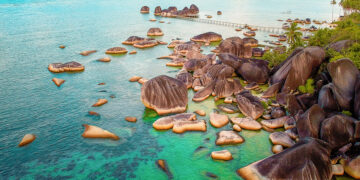 Cover: Pulau Natuna yang berhadapan langsung dengan Laut Cina Selatan (Shutterstock/Fajar_HM)