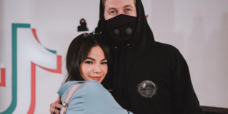 Unggah Momen Kebersamaan Dengan Alan Walker, Aura Kebahagian Dinar Candy Terpancar 1 Unggah Momen Kebersamaan Dengan Alan Walker, Aura Kebahagian Dinar Candy Terpancar