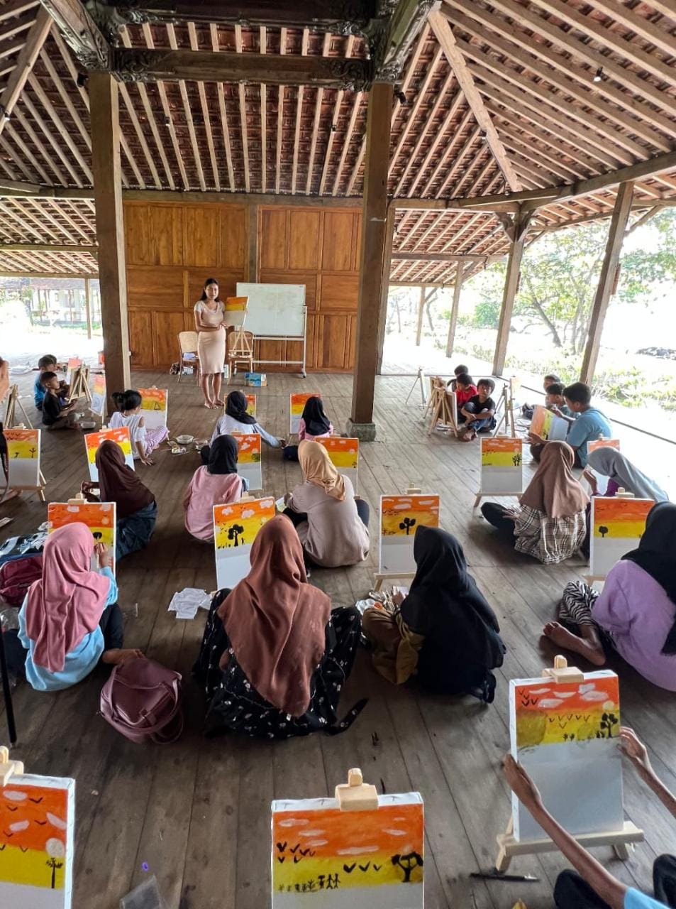 IMG 20230619 WA0009 - Migi Rihasalay Buka Kelas Melukis di atas Kanvas di Kampung Joglo Tanjung Lesung