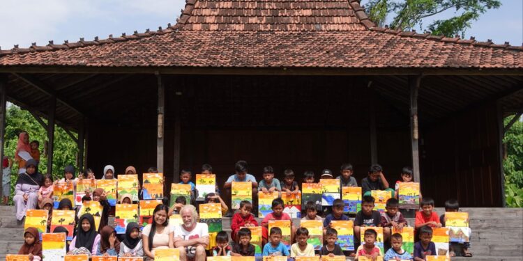 Migi Rihasalay Buka Kelas Melukis di atas Kanvas di Kampung Joglo Tanjung Lesung