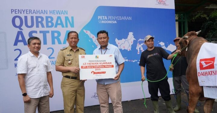 Daihatsu Bagikan Hewan Kurban Untuk Masyarakat Jakarta dan Karawang