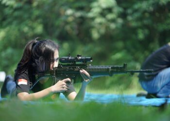 Merry Ariza, Srikandi Menwa Cantik Yang Jago Menembak