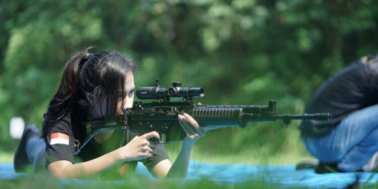 Merry Ariza, Srikandi Menwa Cantik Yang Jago Menembak
