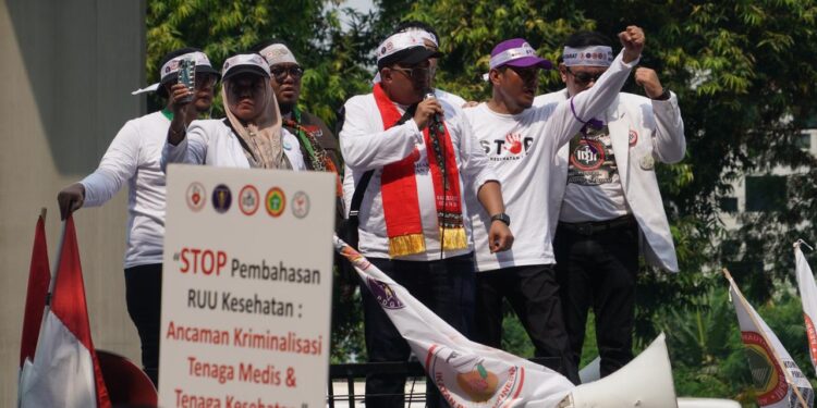 RUU Kesehatan ditolak massa pengunjuk rasa