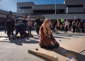 Seorang muslimah salat di ruang terbuka