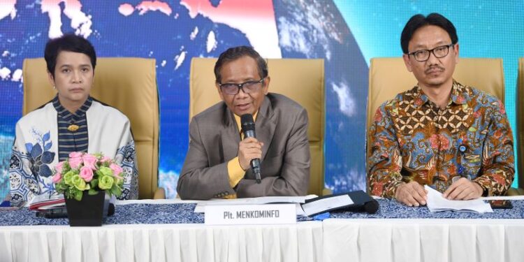 Plt Menkominfo Mahfud MD (tengah)