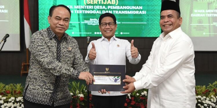 Mendesa PDTT Abdul Halim Iskandar (tengah) menyaksikan serah terima Wamendesa PDTT