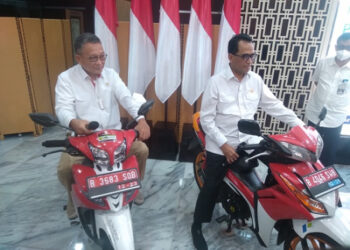 Menhub menguji coba motor listrik