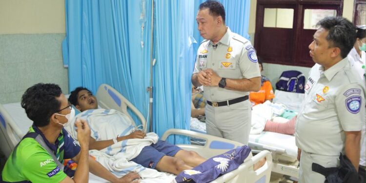 Pastikan Beri Layanan Terbaik, Dirut Jasa Raharja Kunjungi Korban Kecelakaan di RSUP Prof. Dr. R. D. Kandou Manado 1 Pastikan Beri Layanan Terbaik, Dirut Jasa Raharja Kunjungi Korban Kecelakaan di RSUP Prof. Dr. R. D. Kandou Manado