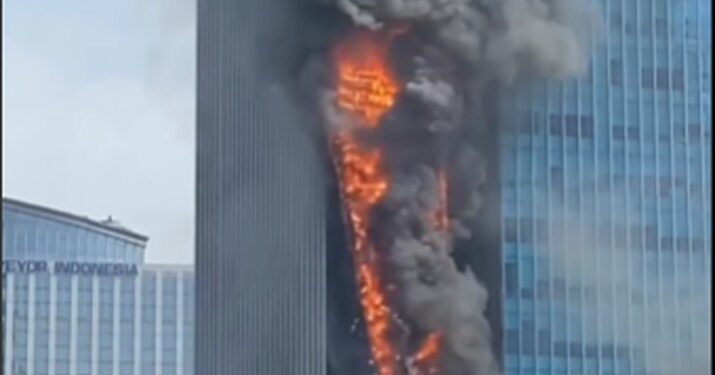 20 Mobil Pemadam Dikerahkan Untuk Padamkan Kebakaran di Gedung K Link Tower 1 Gedung K Link