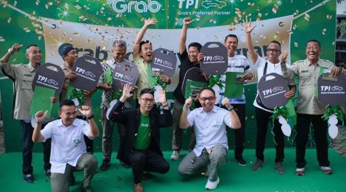 Setia Pangkal Rejeki, Ratusan Mitra Pengemudi Grab Dapat Mobil 1 Grab