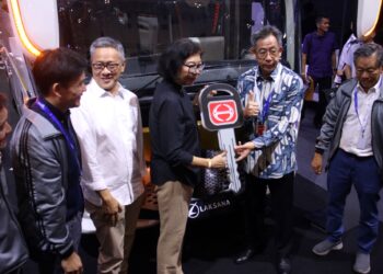 Hino Handover Bus Kepada Loyal Customer PO Efisiensi, PO Sinar Jaya, dan PO Subur Jaya di Booth Laksana GIIAS 2023