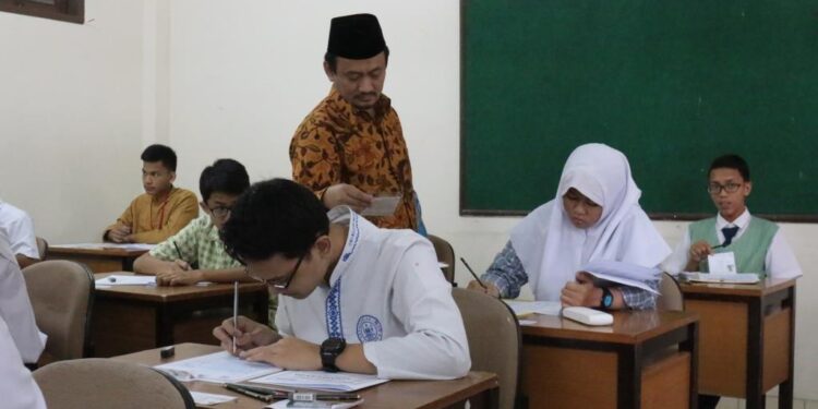 DPR Siapkan Revisi UU untuk Atasi Persoalan Guru Honorer dan Kekurangan Tenaga Pendidik 1 Guru Madrasah