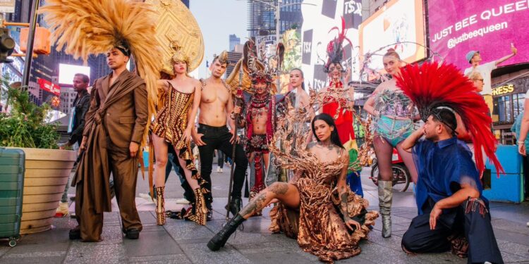 Jember Fashion Carnaval Sukses Cetak Rekor, Bubah Alfian Tampil Di New York Fashion Week