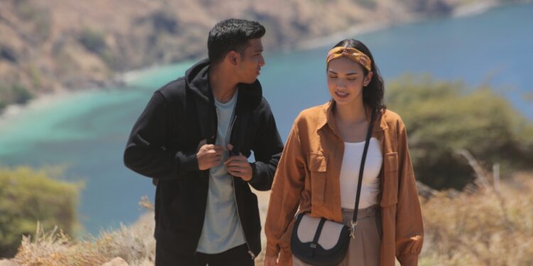 Tak Hanya Sajikan Pemandangan Indah, Film Nona Manis Sayange Juga Sajikan Genre Romatis Dan Komedi 1 Tak Hanya Sajikan Pemandangan Indah, Film Nona Manis Sayange Juga Sajikan Genre Romatis Dan Komedi