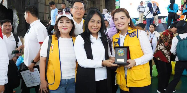 Menteri PPPA Berikan Penghargaan Untuk Livienne Russellia di Perayaan Hari Anak Sedunia 2023