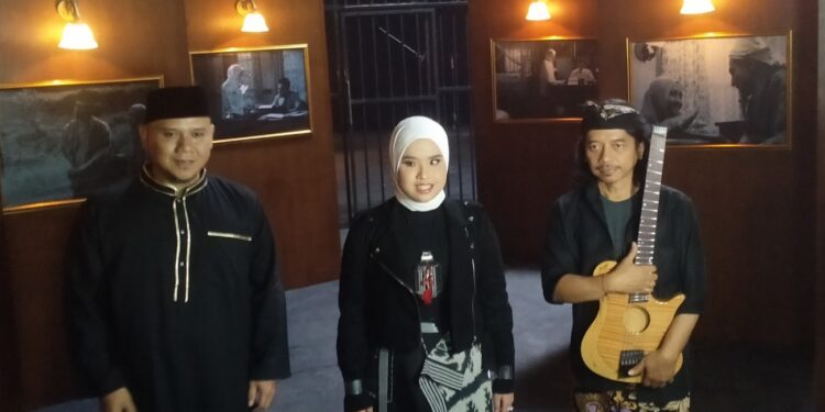 Kolaborasi Dewa Budjana, Putri Ariani dan Fadly Dalam Ost Hamka & Siti Raham 1 Kolaborasi Dewa Budjana, Putri Ariani dan Fadly Dalam Ost Hamka & Siti Raham